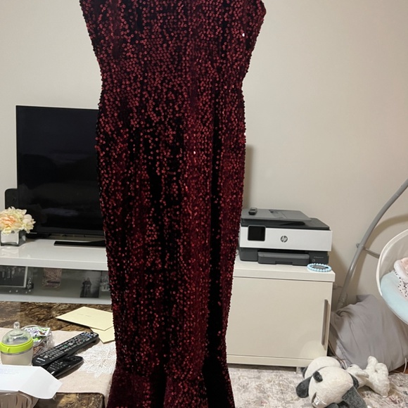 Beautiful dark red sparkly sequin mermaid dress - Picture 2 of 4